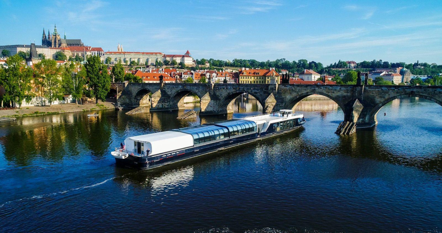 Пражская вода. Влтава река. Корабль Влтава. Корабль на Влтаве в Чехии крупно.